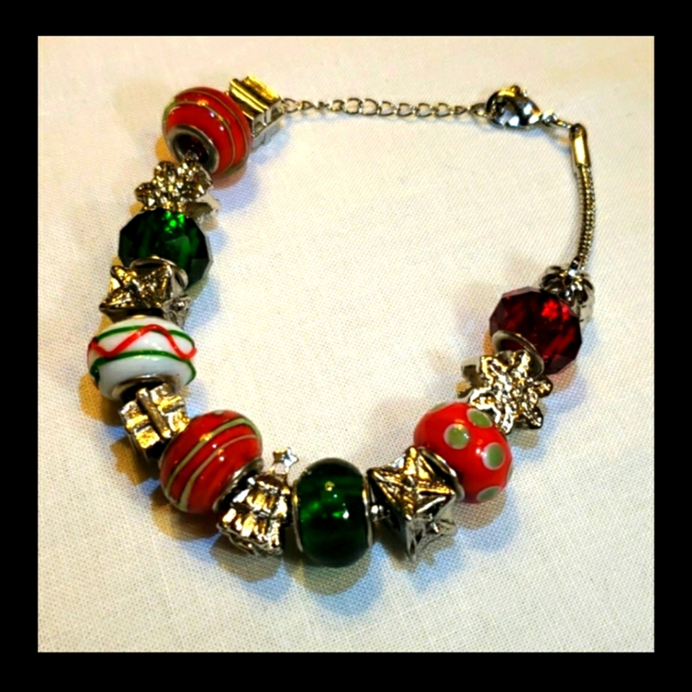 🎄- Gifts Around the Tree Charm Bracelet
